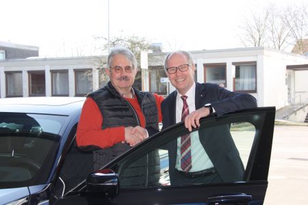 zwei Männer vor Auto